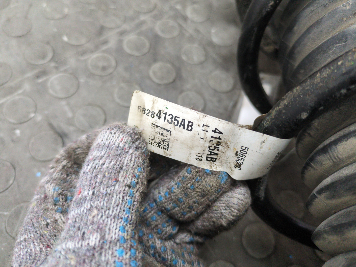 Амортизатор задний левый