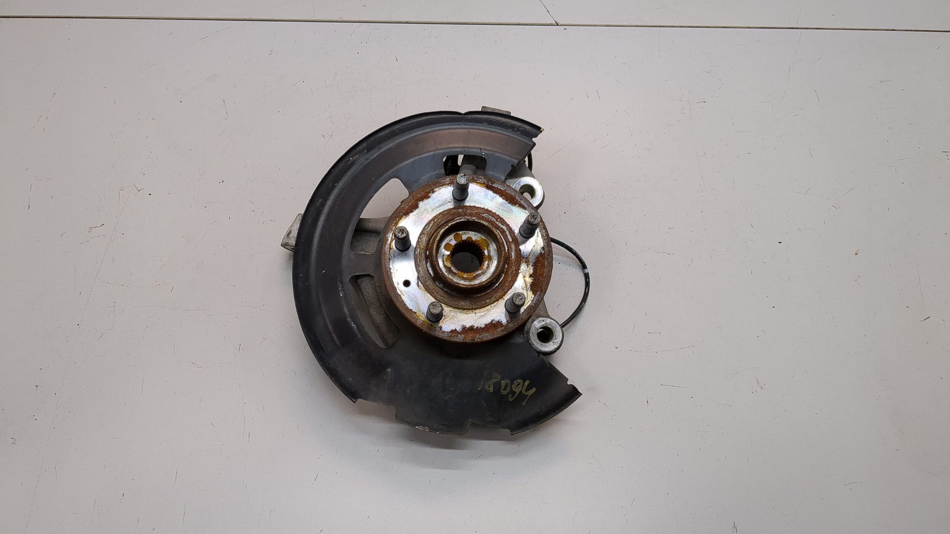 Кулак поворотный передний правый