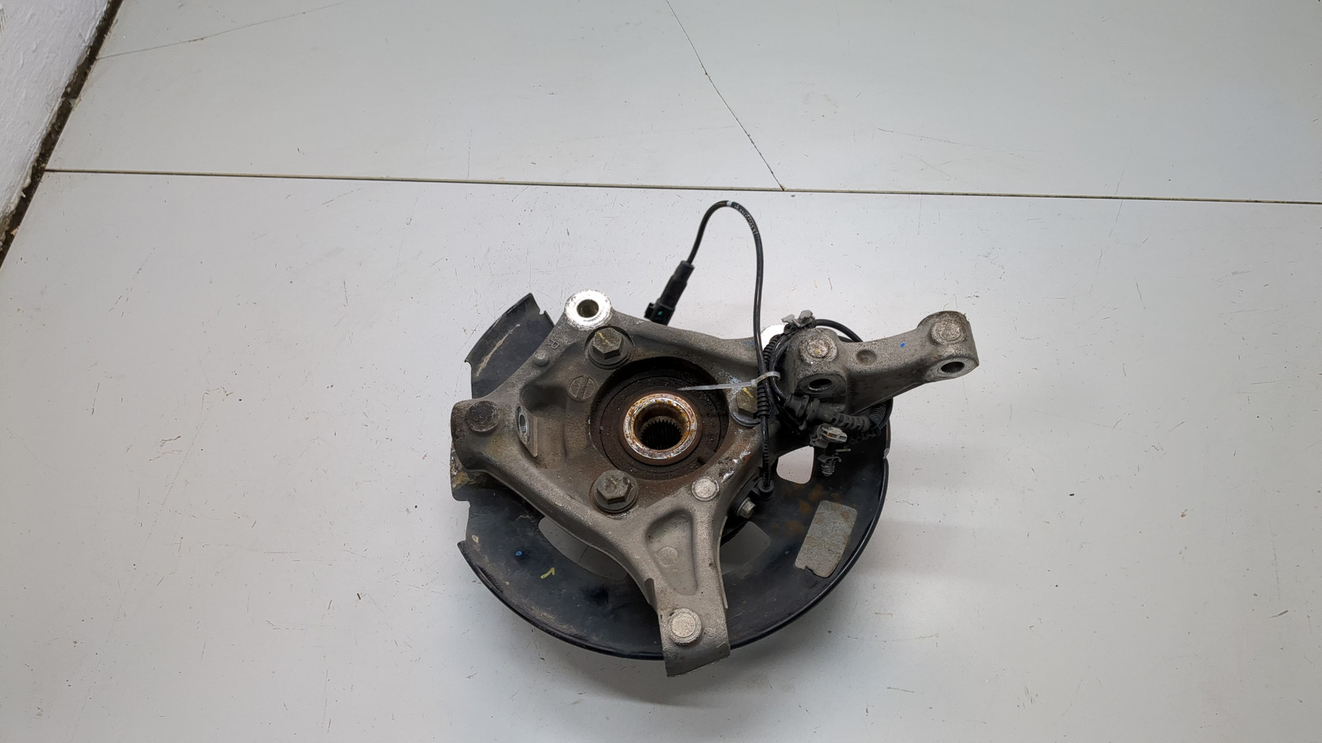 Кулак поворотный передний правый