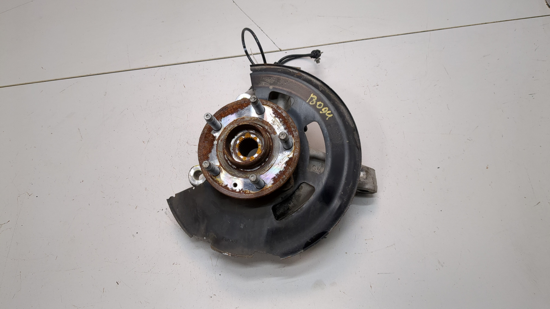 Кулак поворотный передний левый