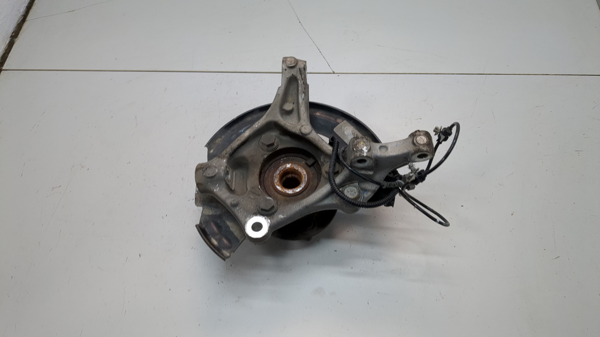 Кулак поворотный передний левый