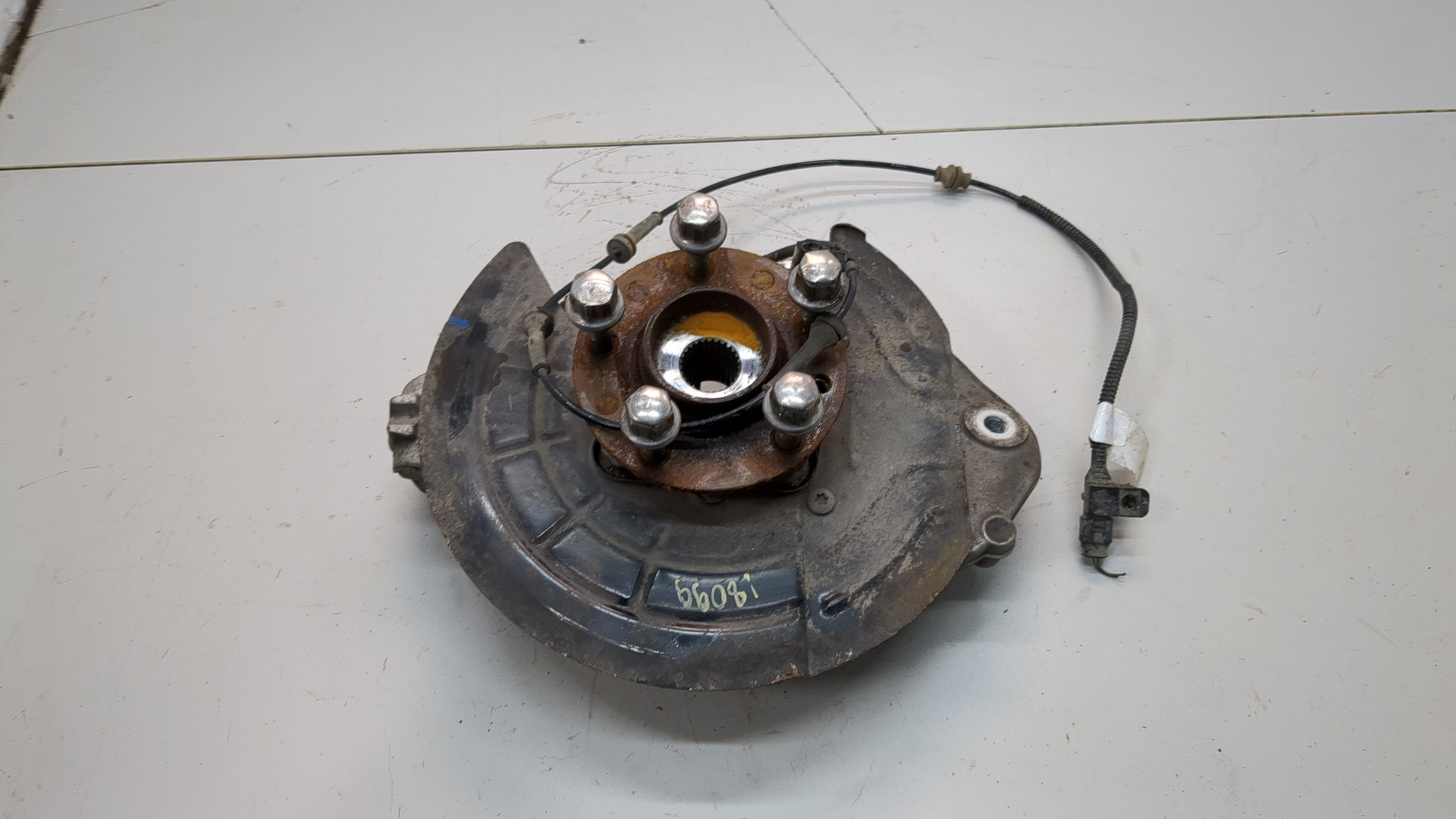 Кулак поворотный задний левый