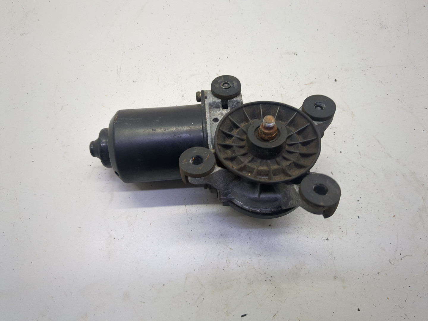 Моторчик стеклоочистителя передний