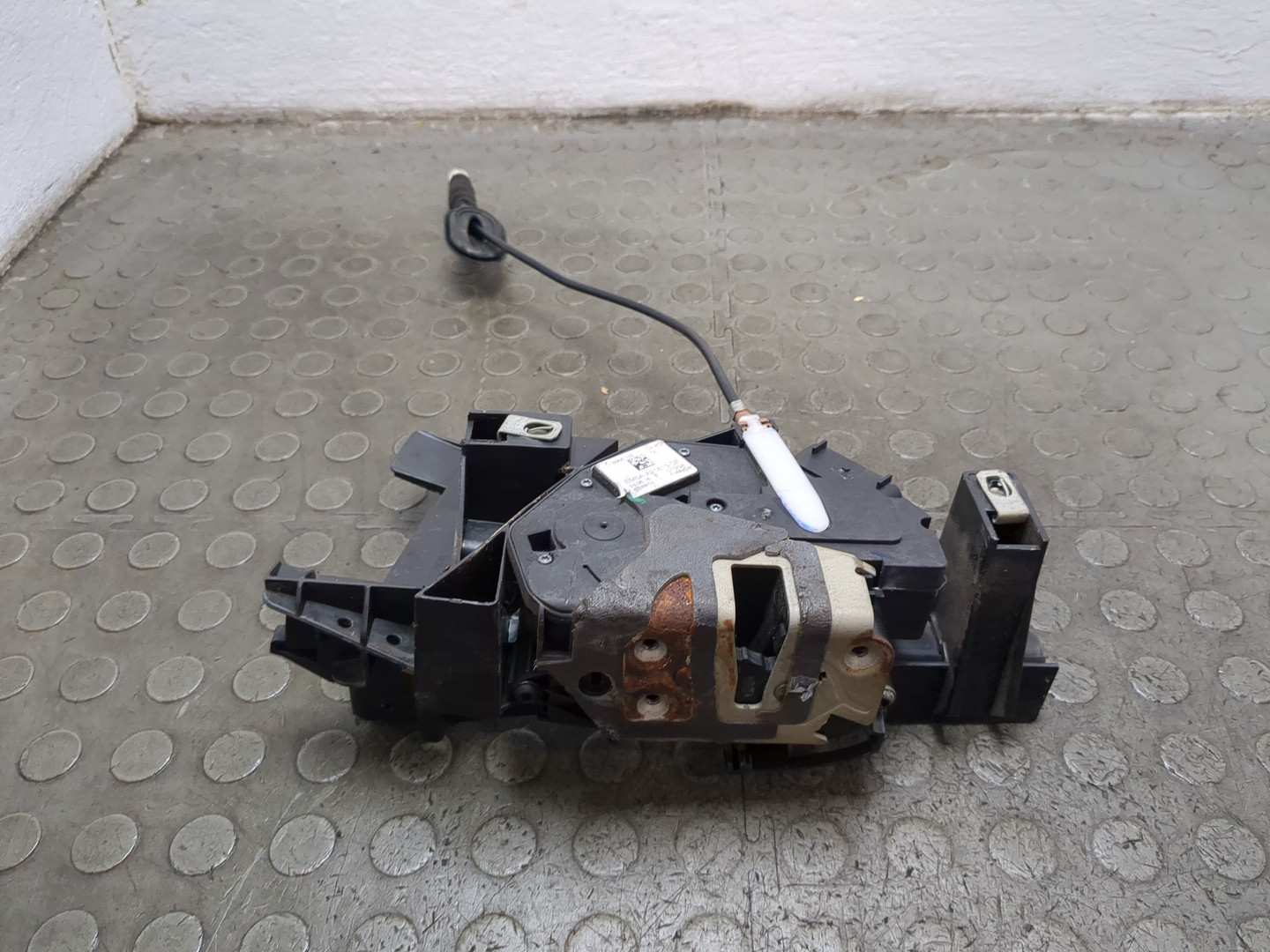 Замок двери передней левой