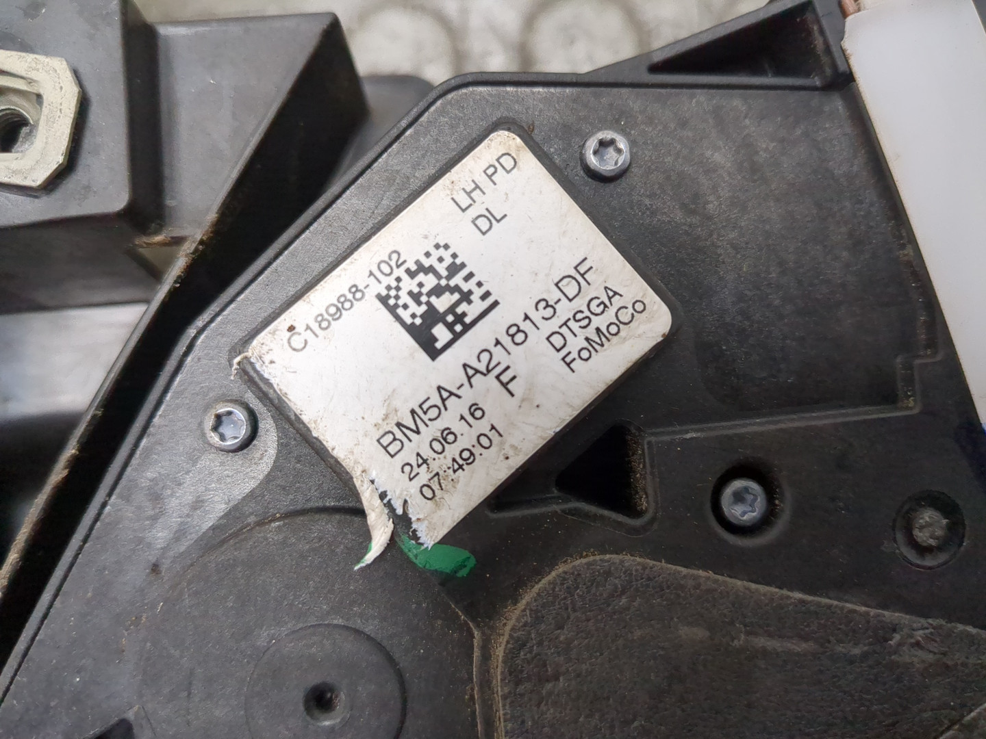 Замок двери передней левой