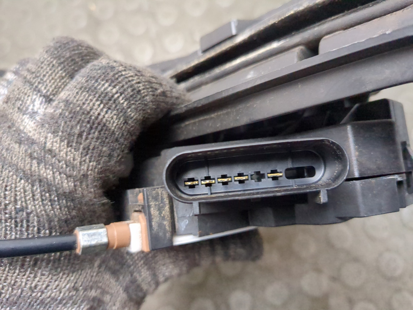 Замок двери передней левой