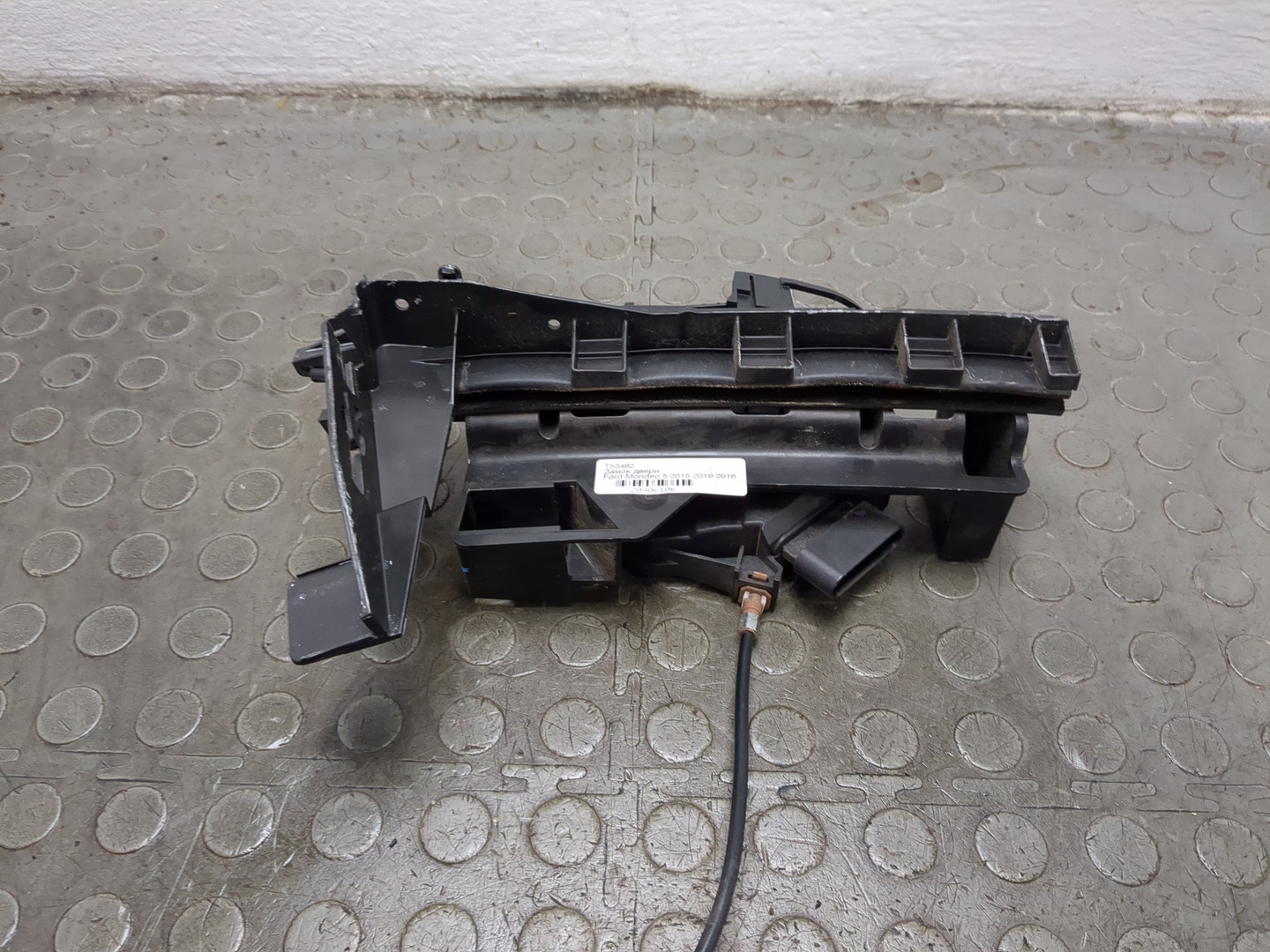 Замок двери передней левой