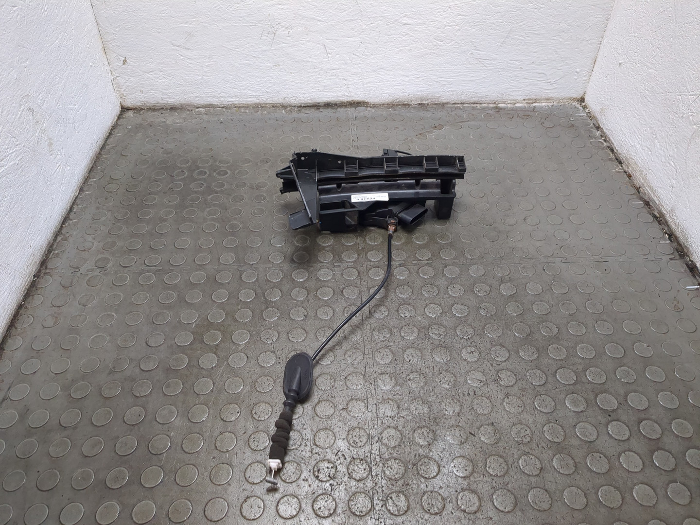 Замок двери передней левой