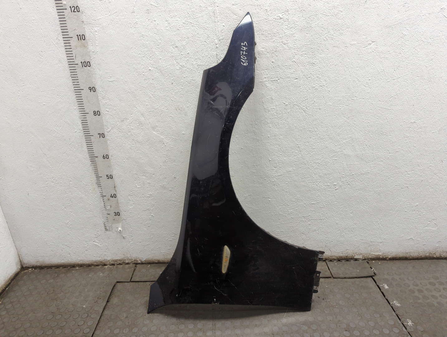 Крыло переднее правое