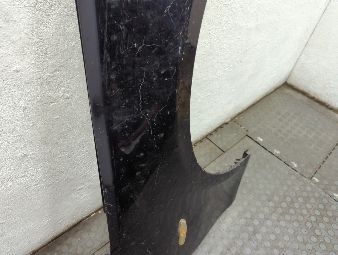 Крыло переднее правое