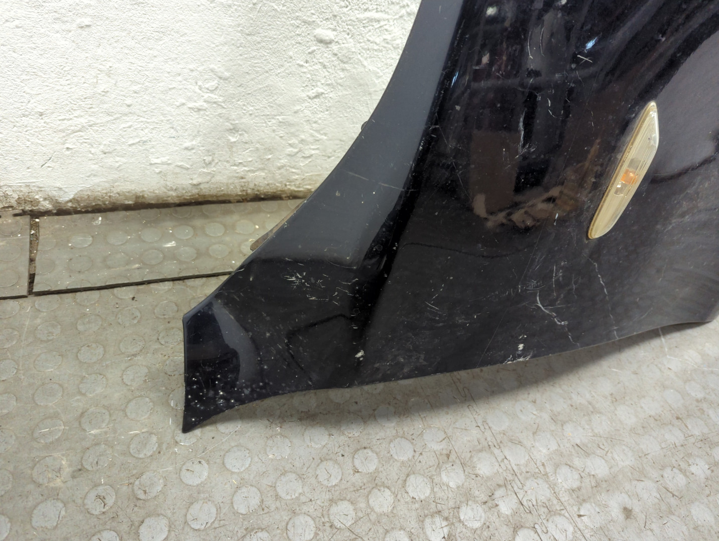 Крыло переднее правое