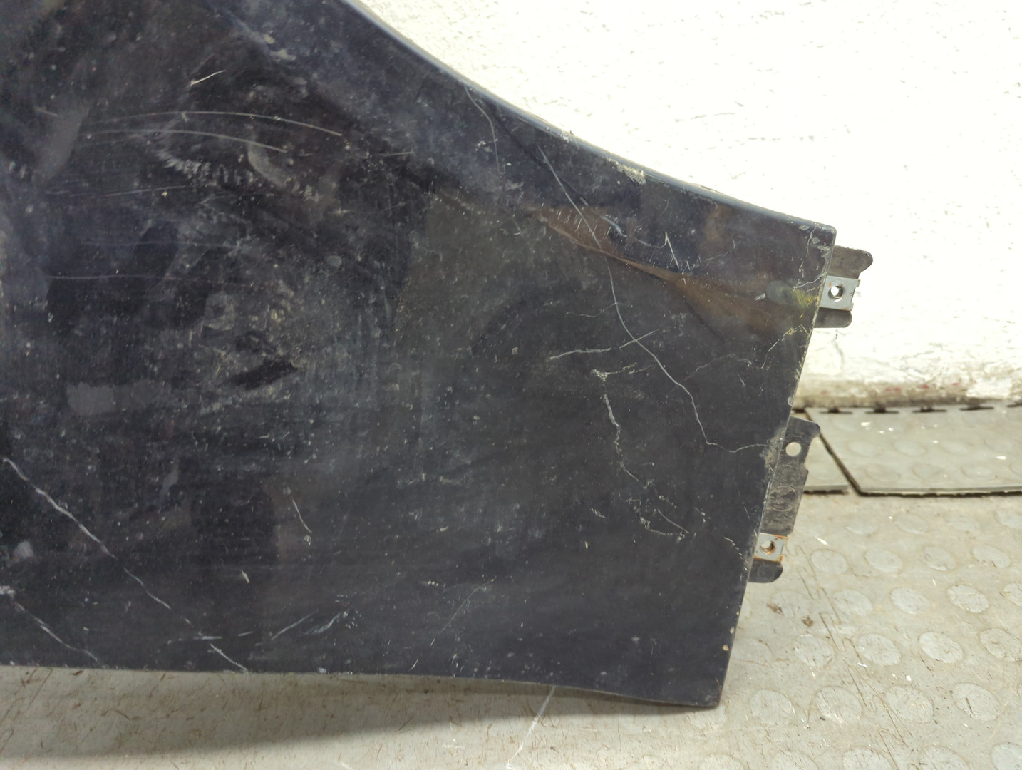 Крыло переднее правое