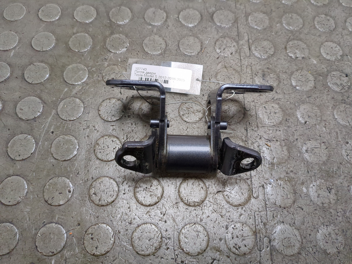 Петля двери