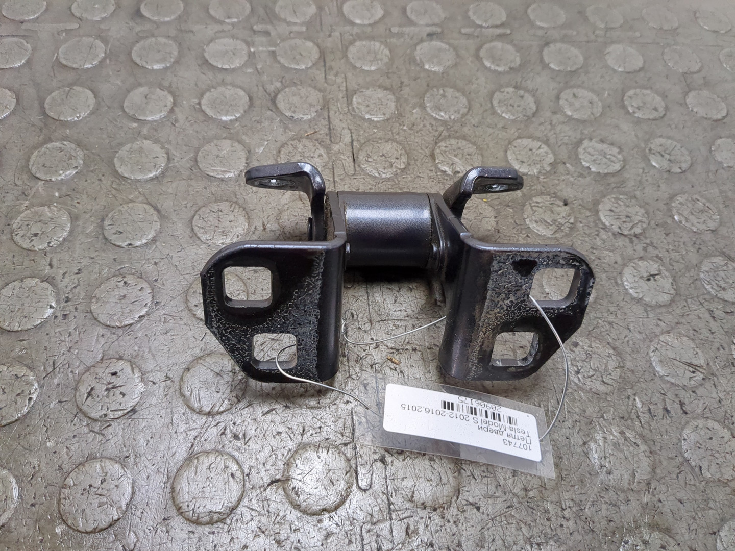 Петля двери