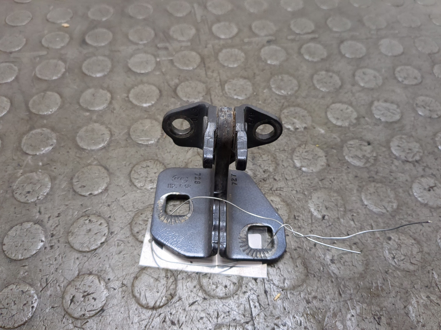 Петля двери