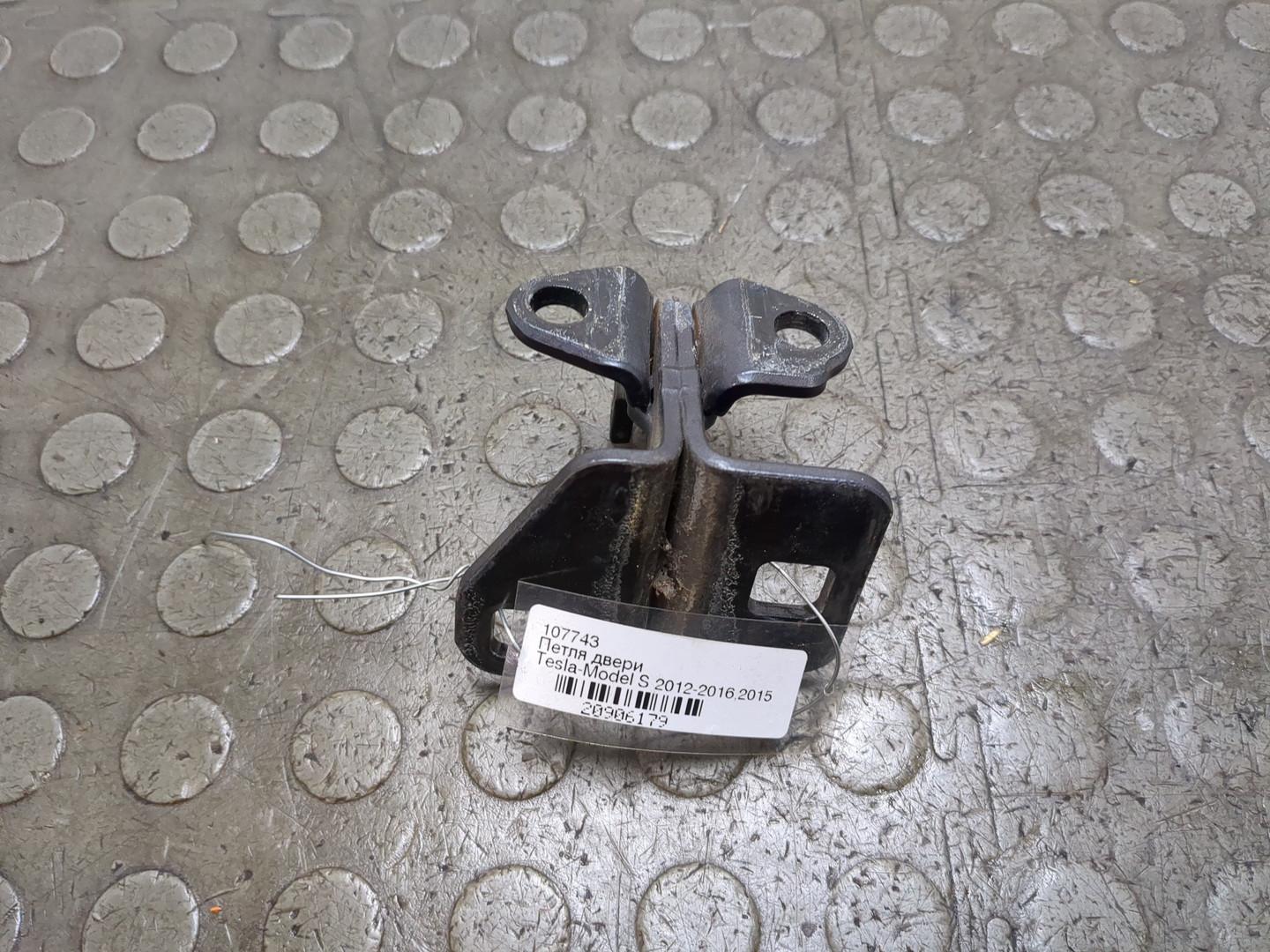 Петля двери