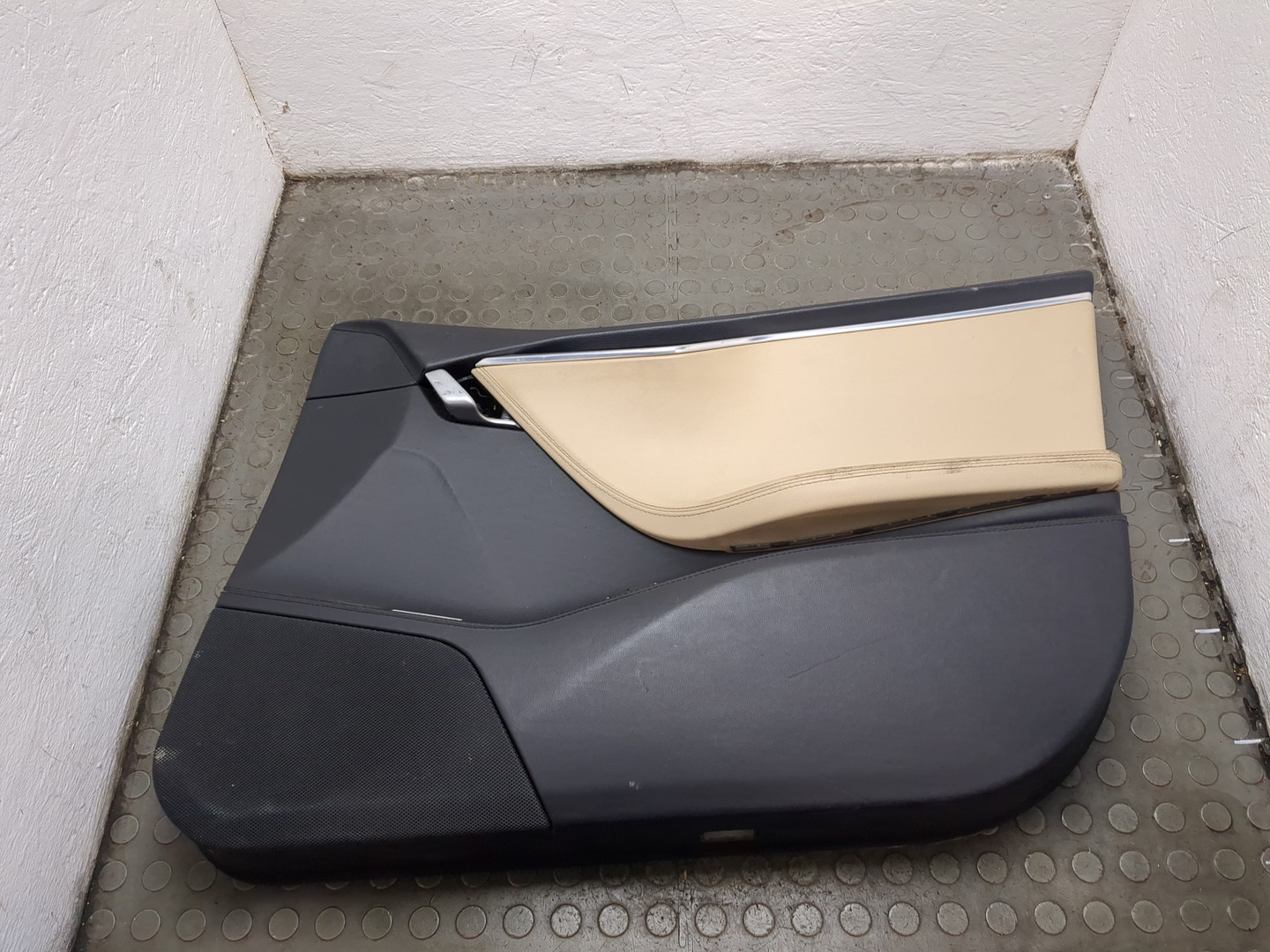 Обшивка двери передней правой