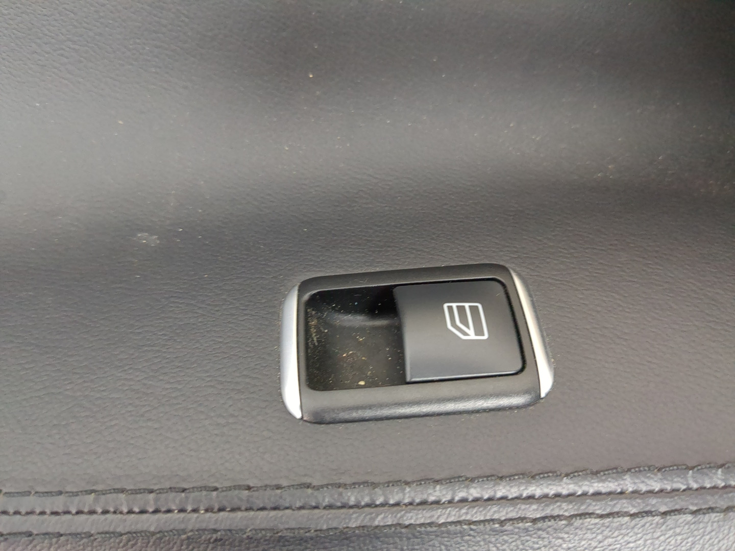 Обшивка двери передней правой