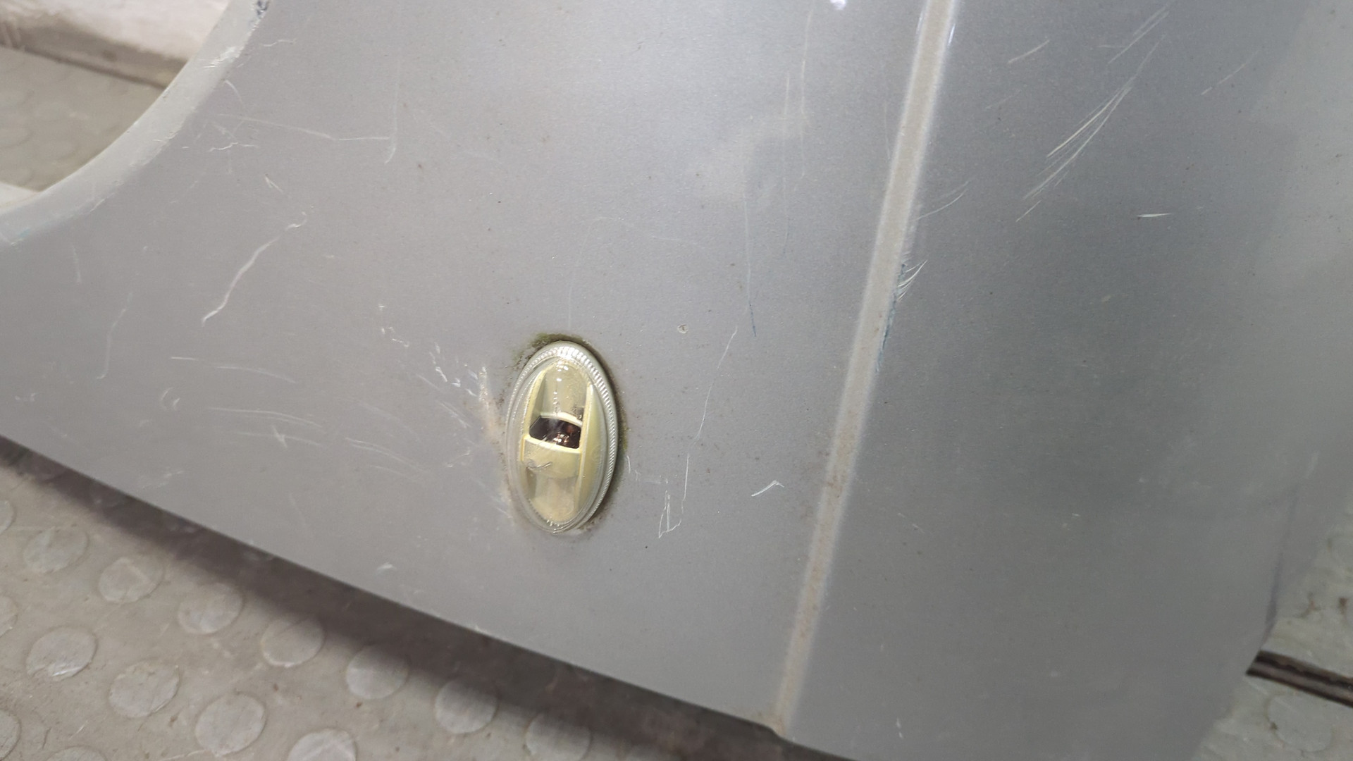 Крыло переднее левое