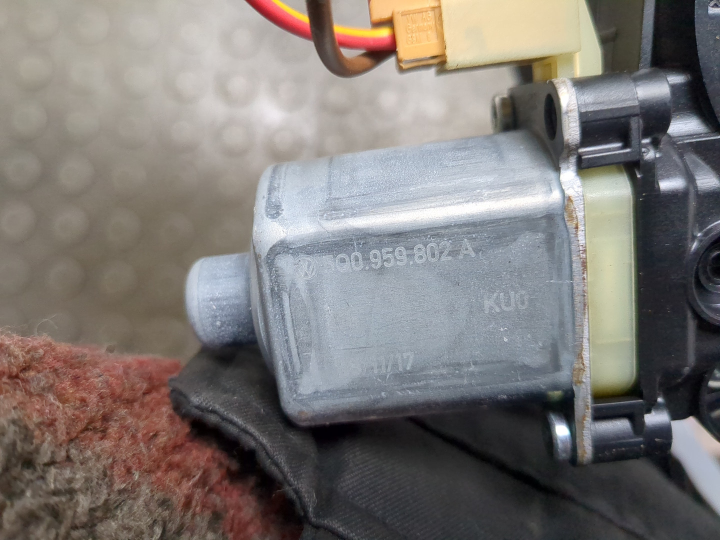 Стеклоподъемник электр. задний правый