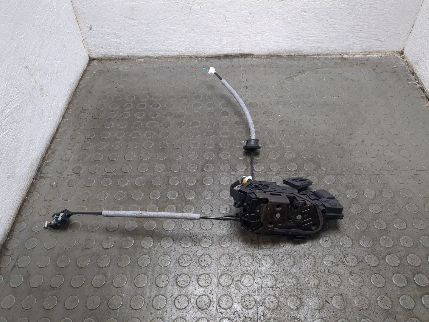 Замок двери задней правой