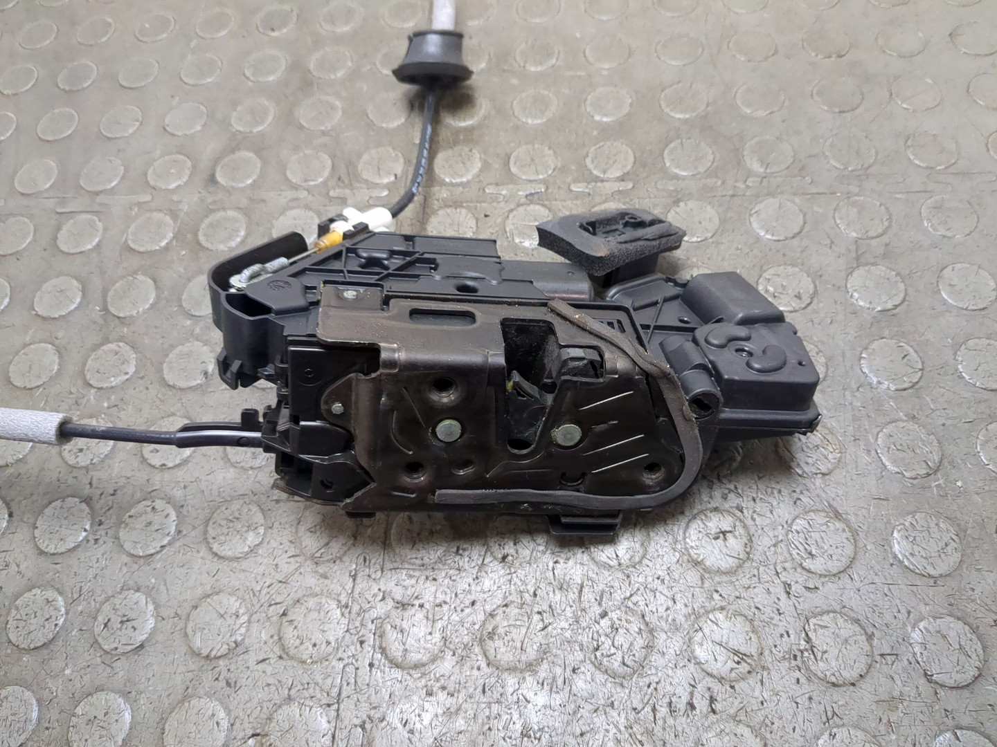 Замок двери задней правой