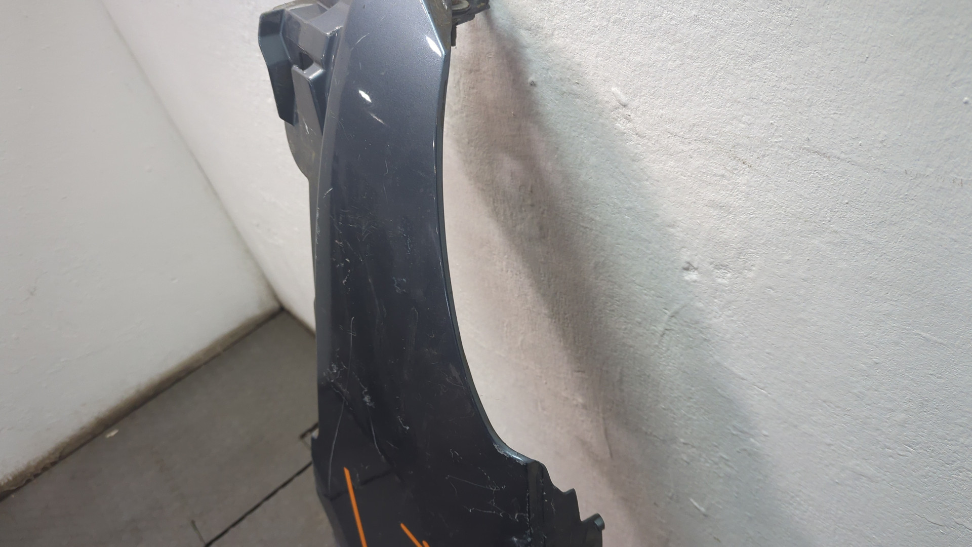 Крыло переднее левое