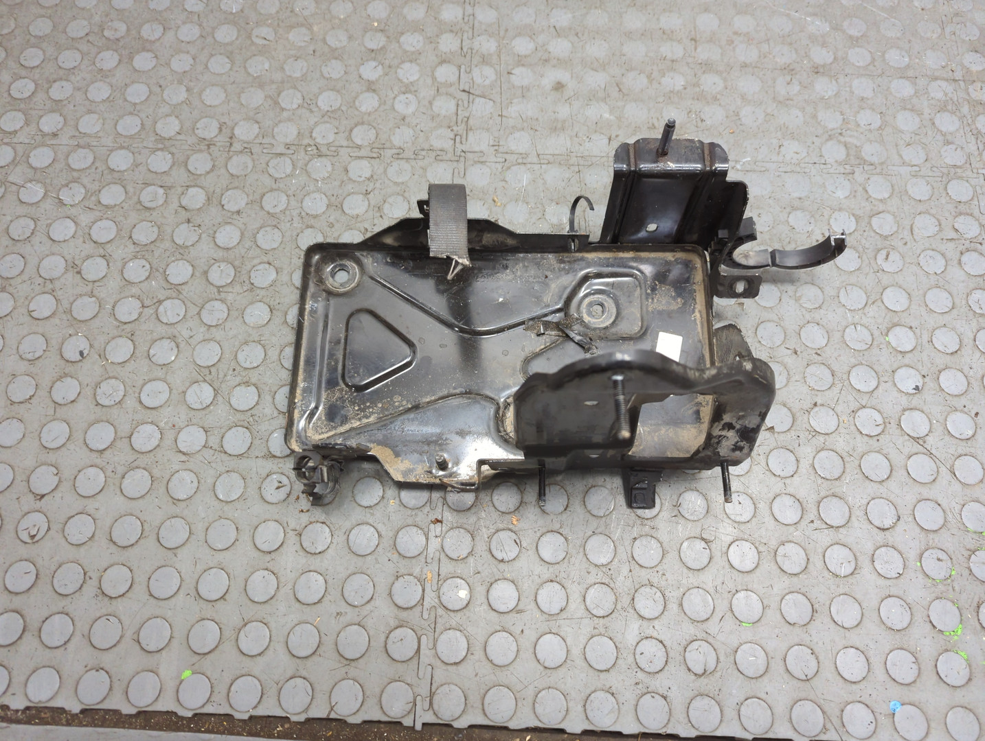 Площадка под аккумулятор (АКБ)