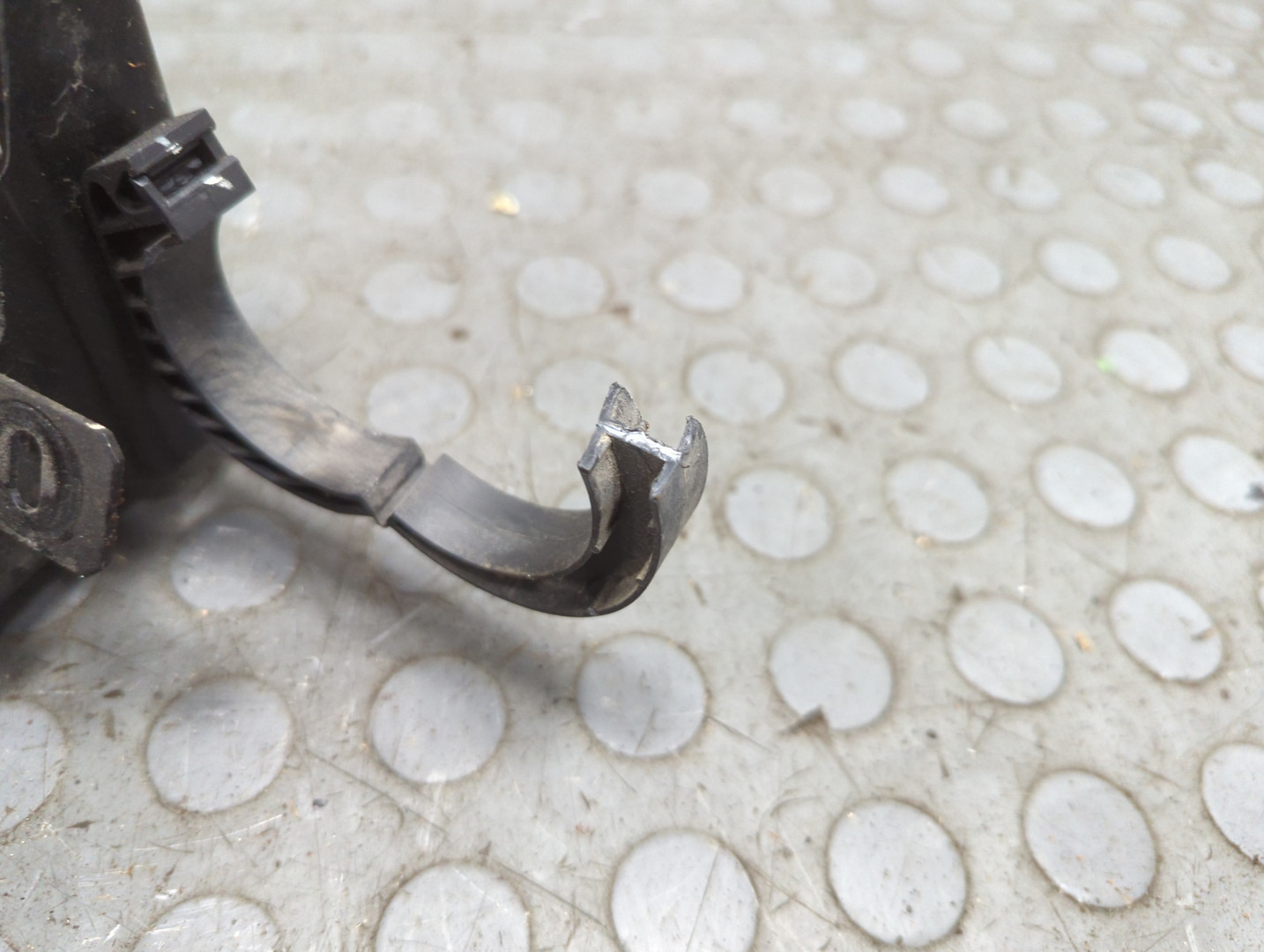 Площадка под аккумулятор (АКБ)