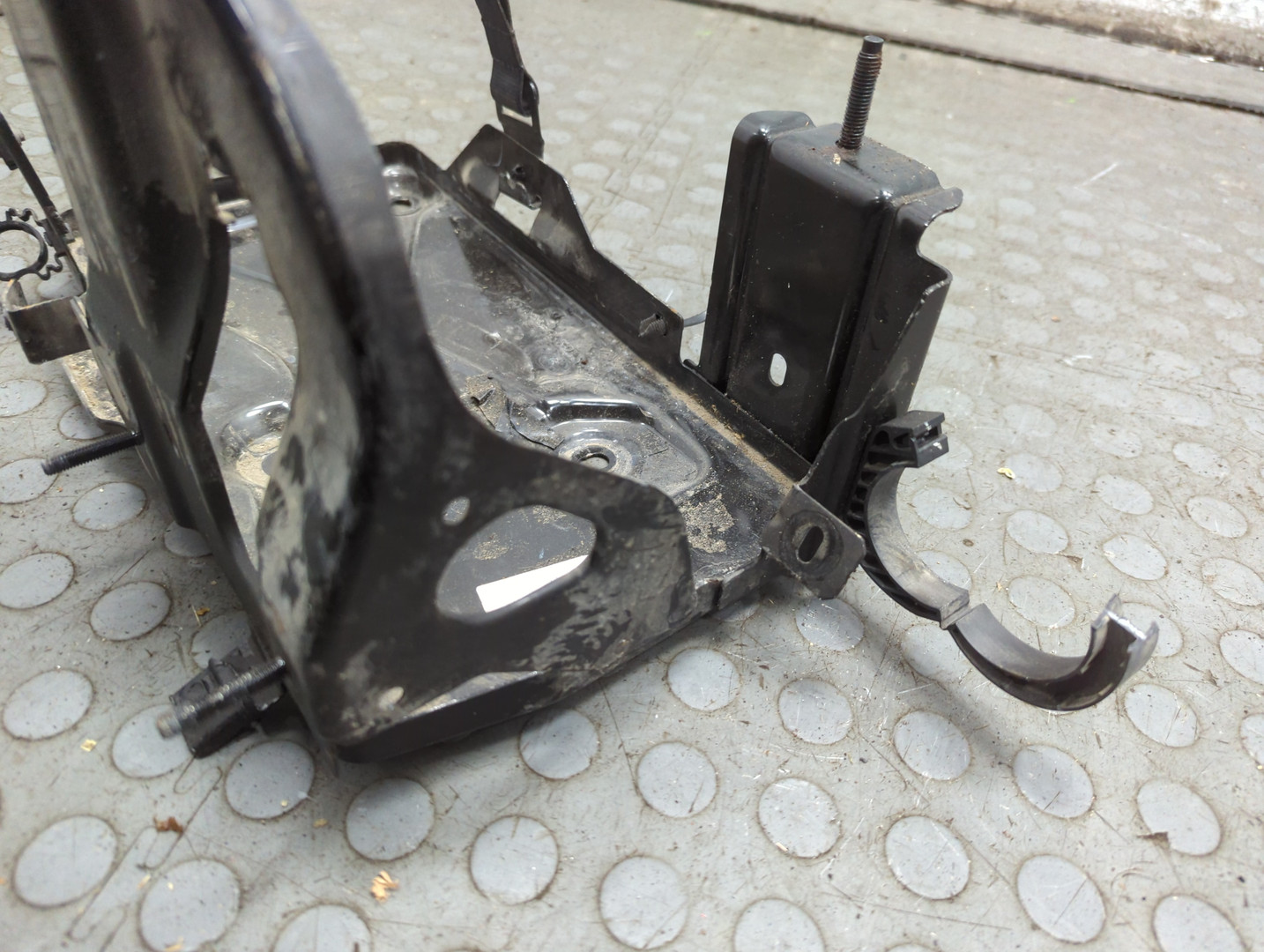 Площадка под аккумулятор (АКБ)