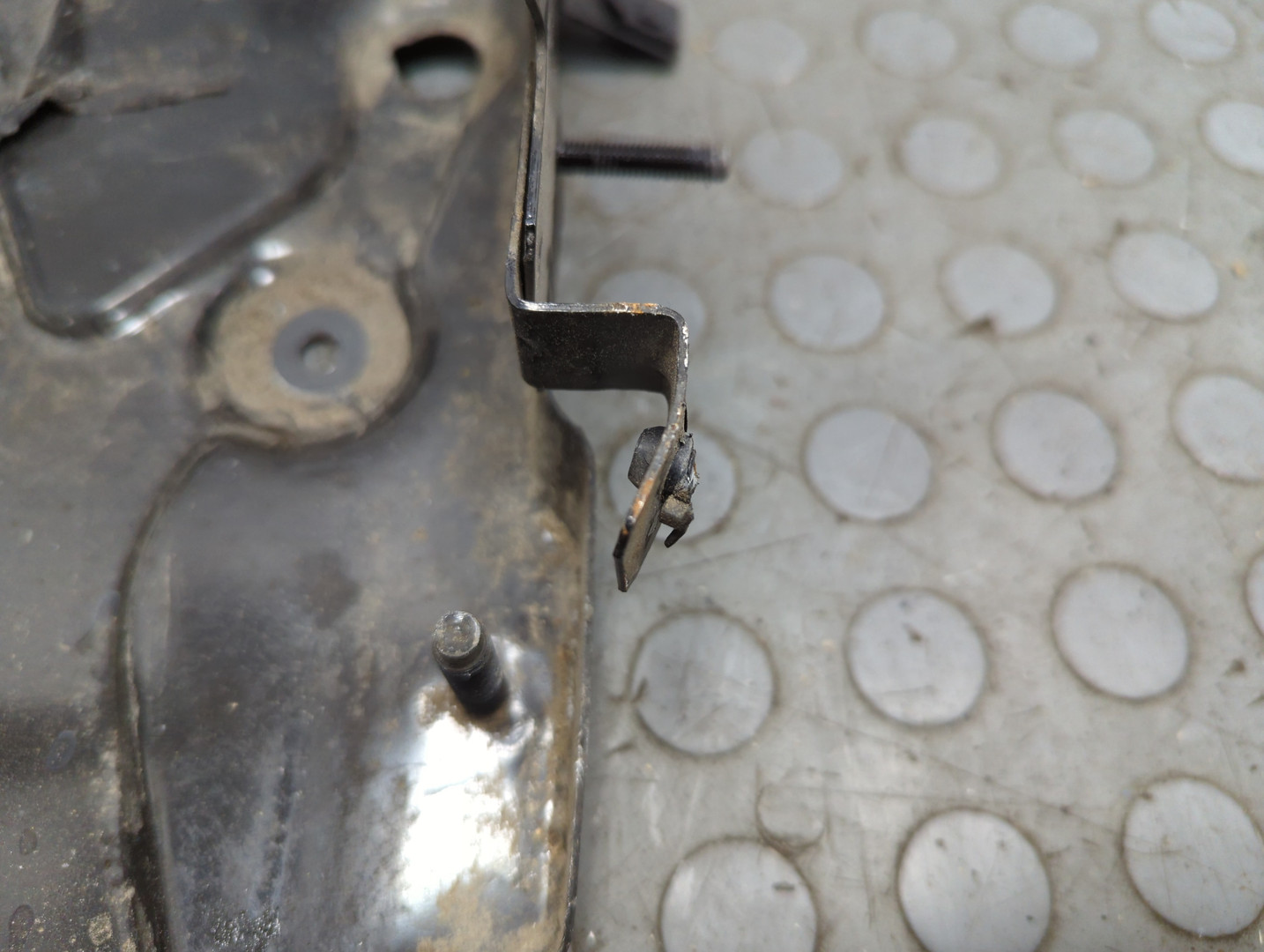 Площадка под аккумулятор (АКБ)