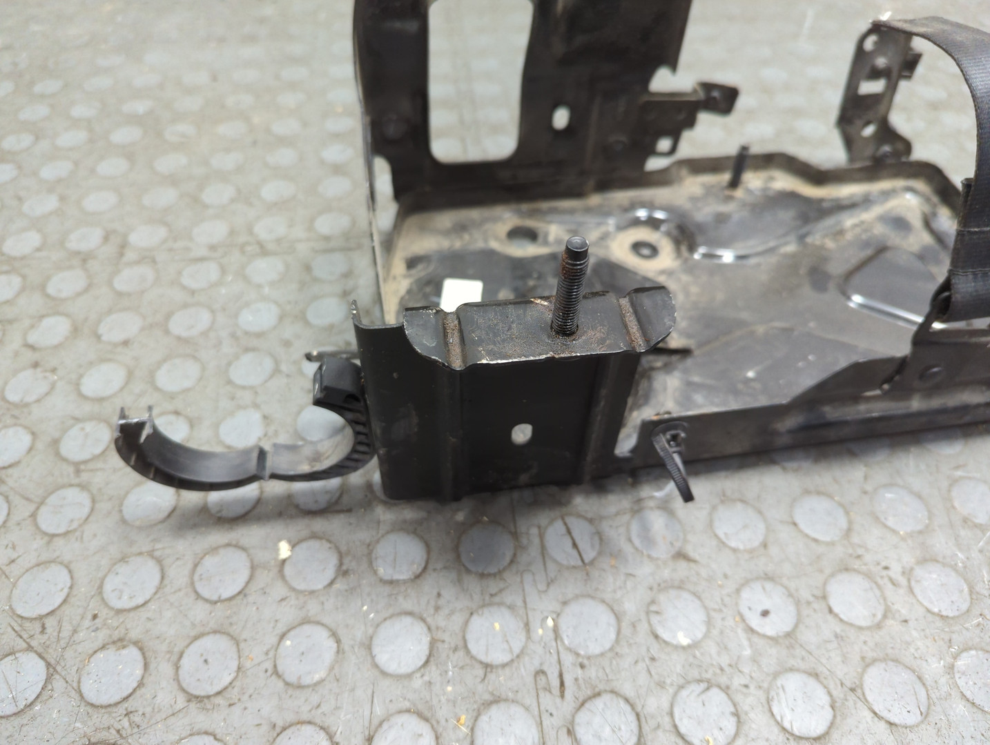 Площадка под аккумулятор (АКБ)