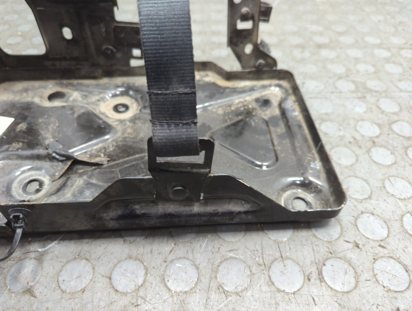 Площадка под аккумулятор (АКБ)