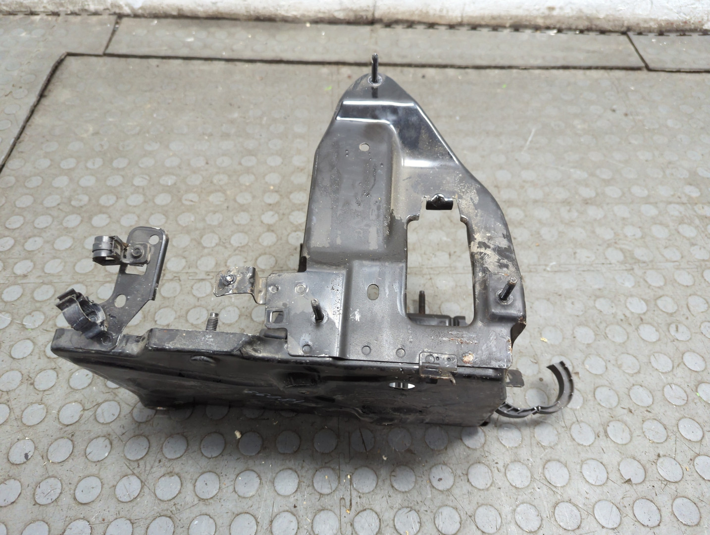 Площадка под аккумулятор (АКБ)