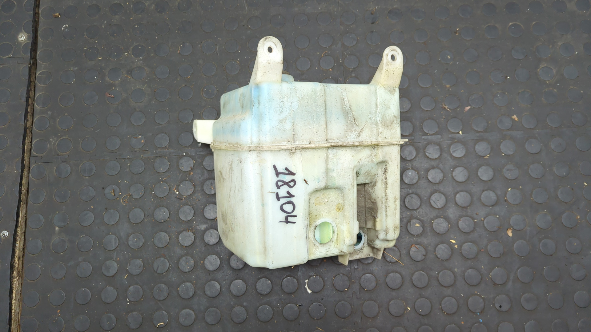 Бачок омывателя лобового стекла