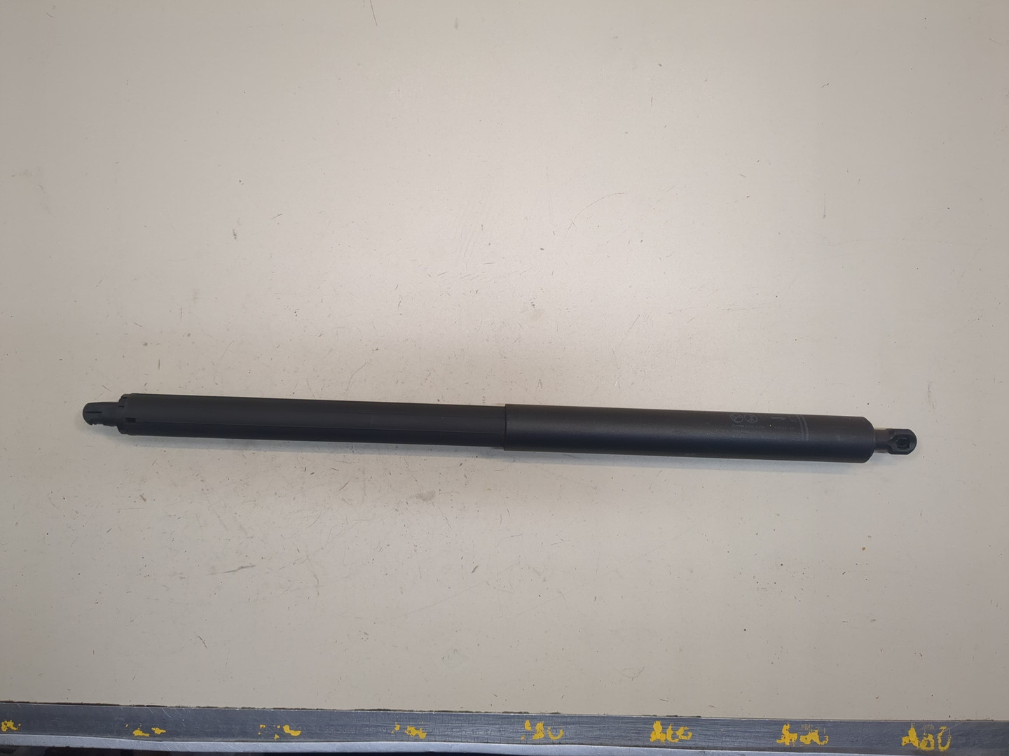 Амортизатор крышки багажника