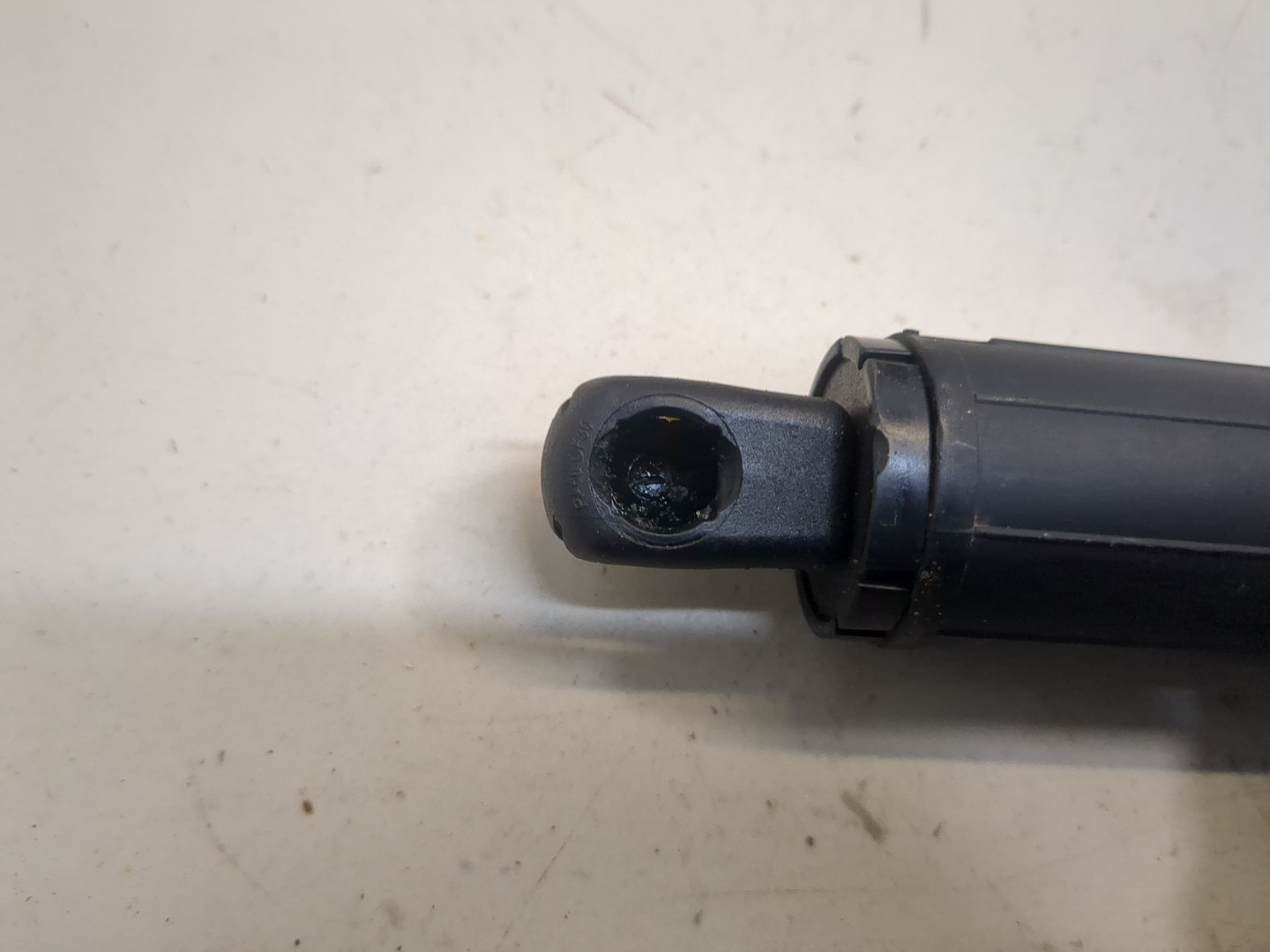 Амортизатор крышки багажника