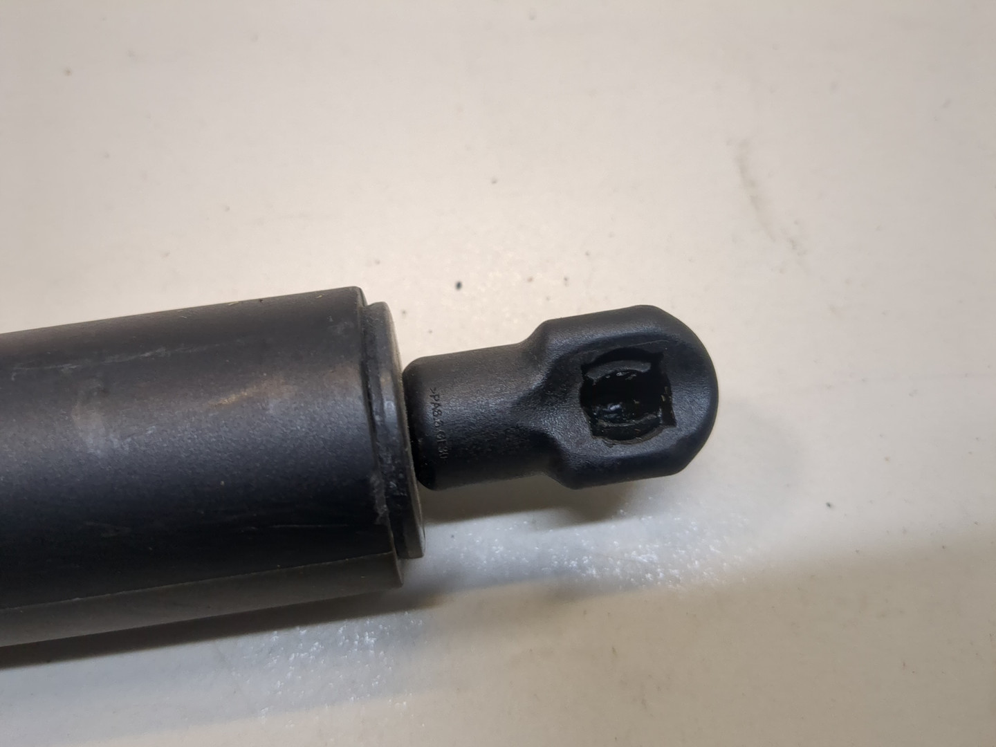 Амортизатор крышки багажника