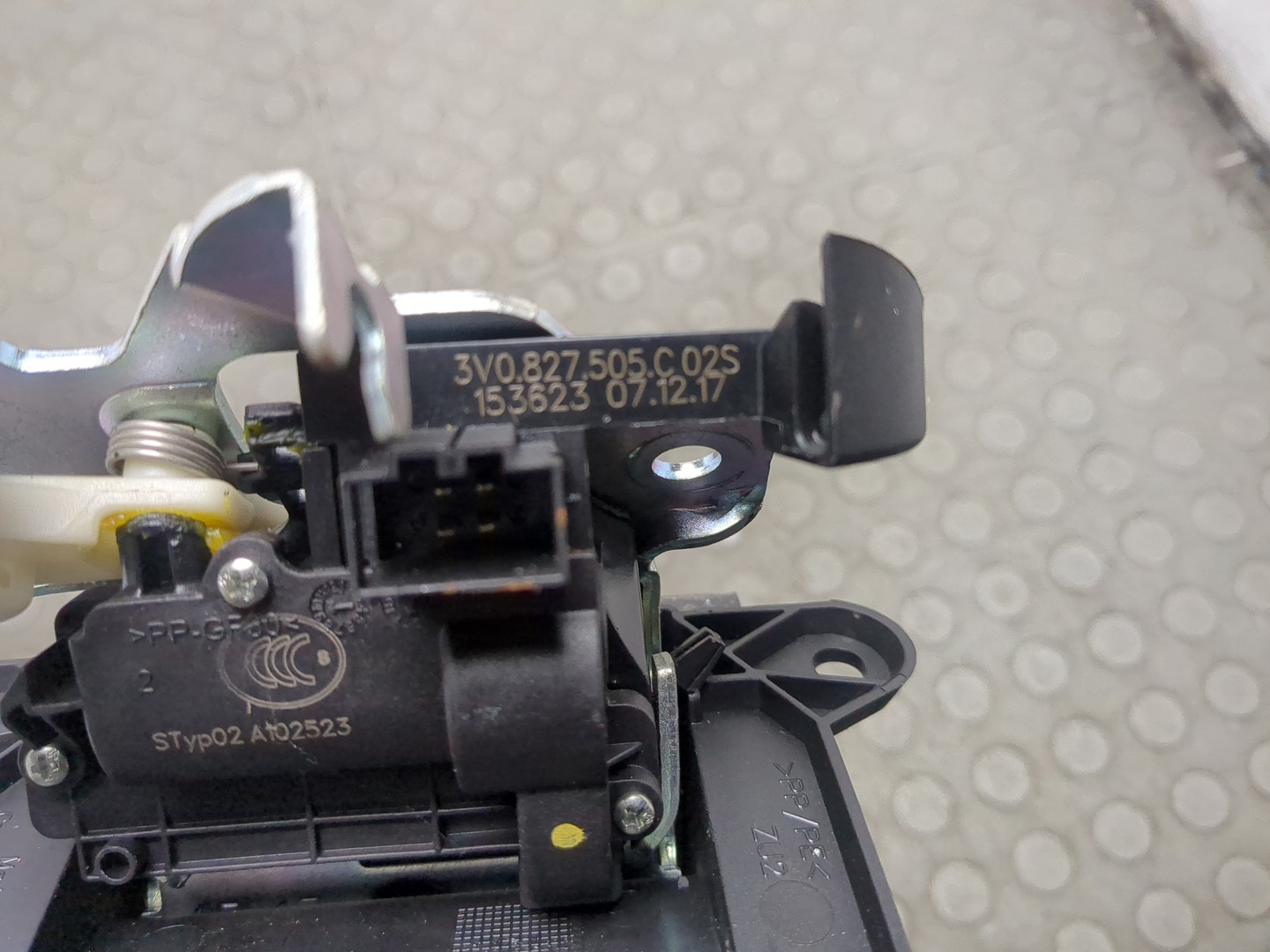 Замок багажника