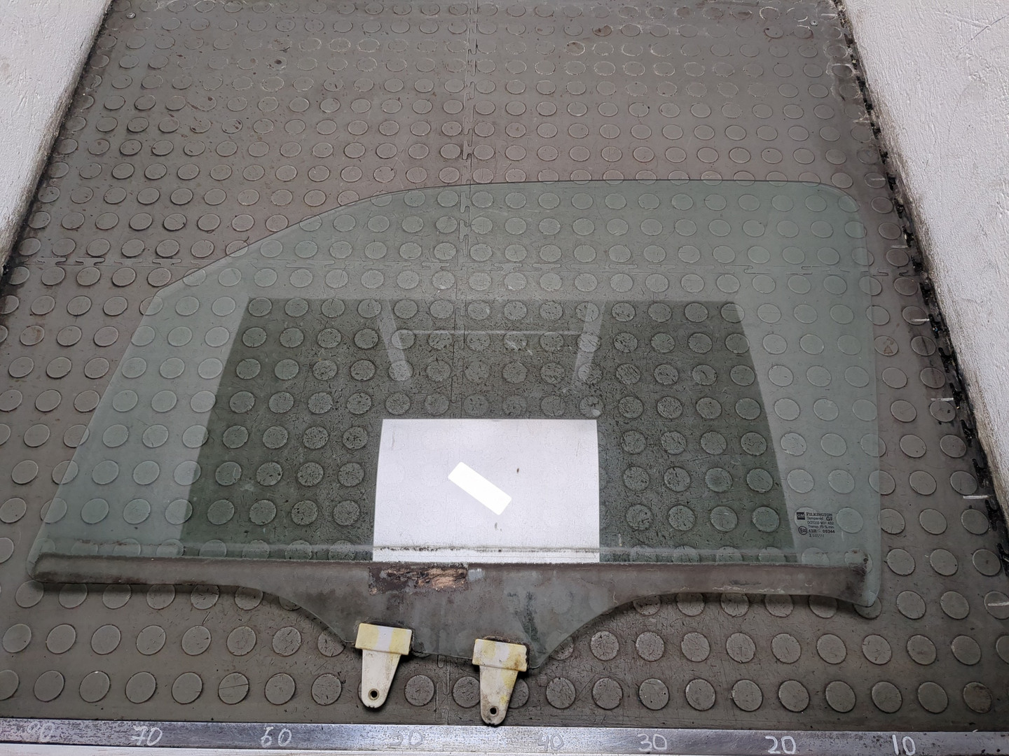 Стекло двери передней левой