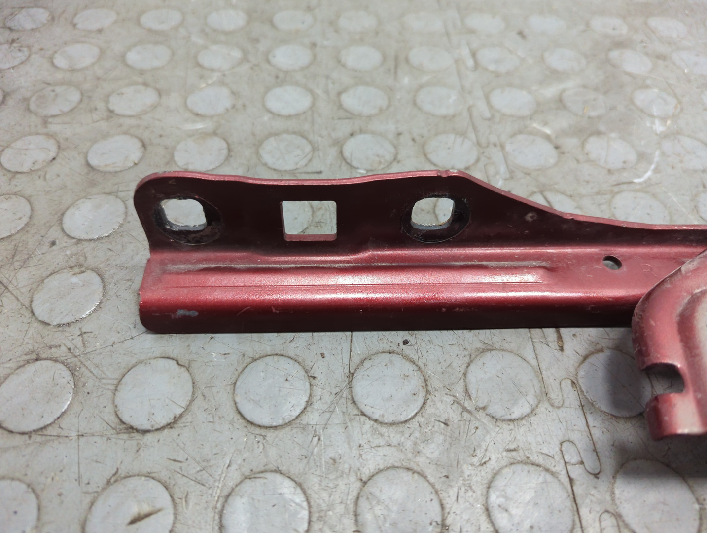 Петля капота правая