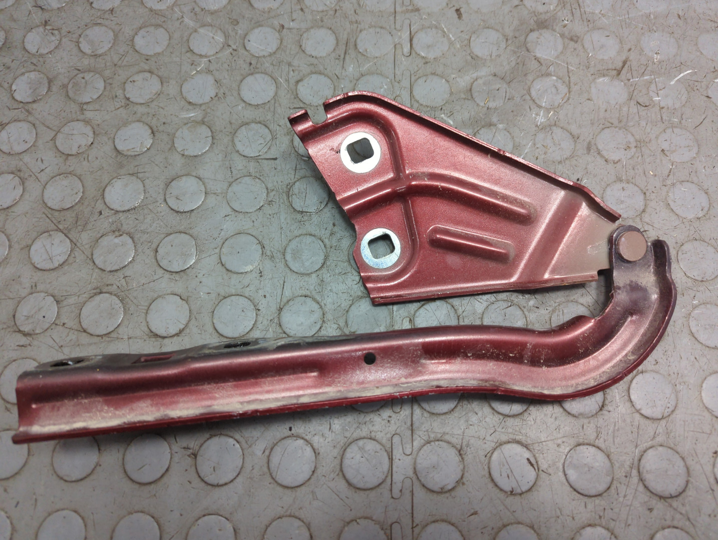 Петля капота левая