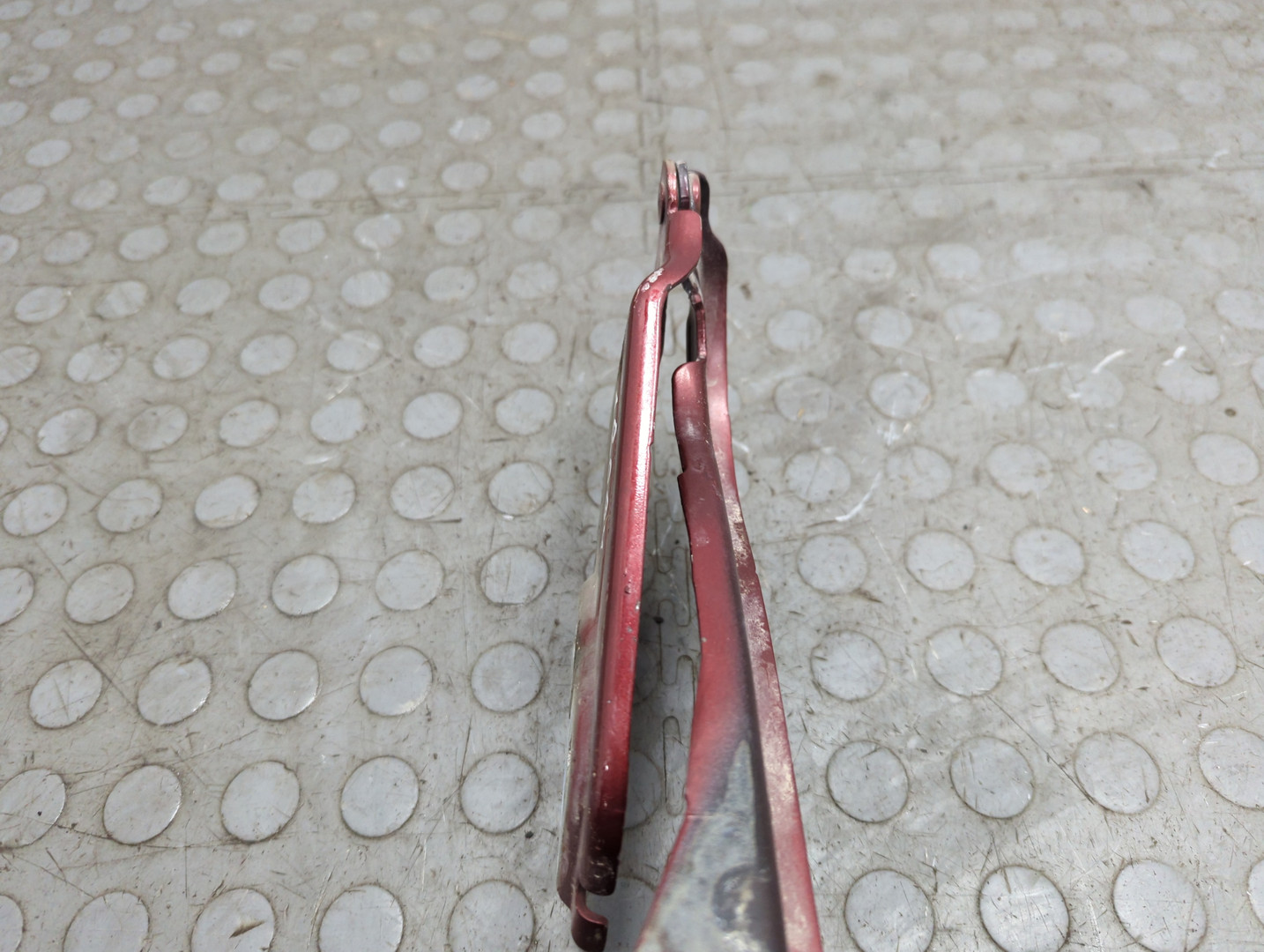 Петля капота левая