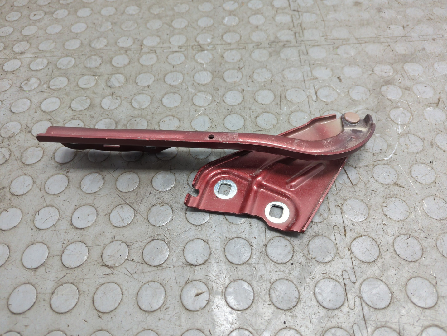 Петля капота левая