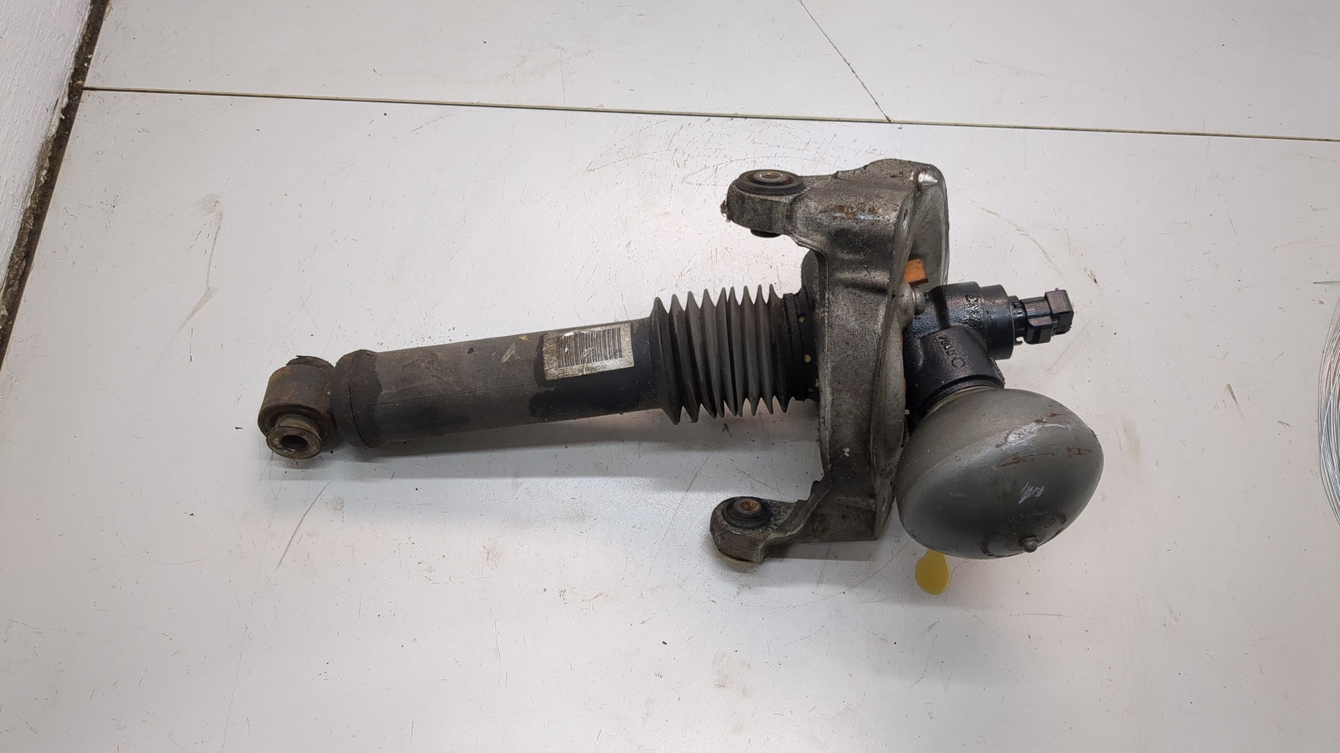 Амортизатор передний левый