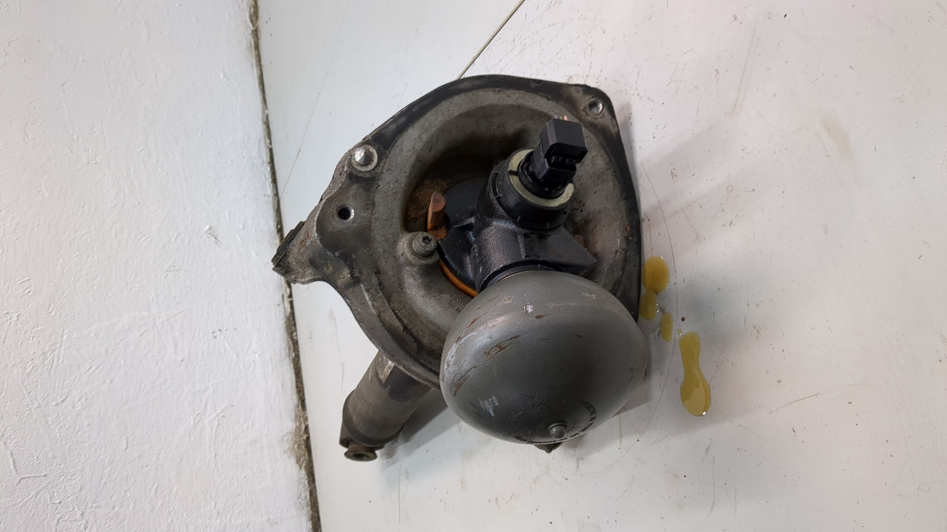 Амортизатор передний левый