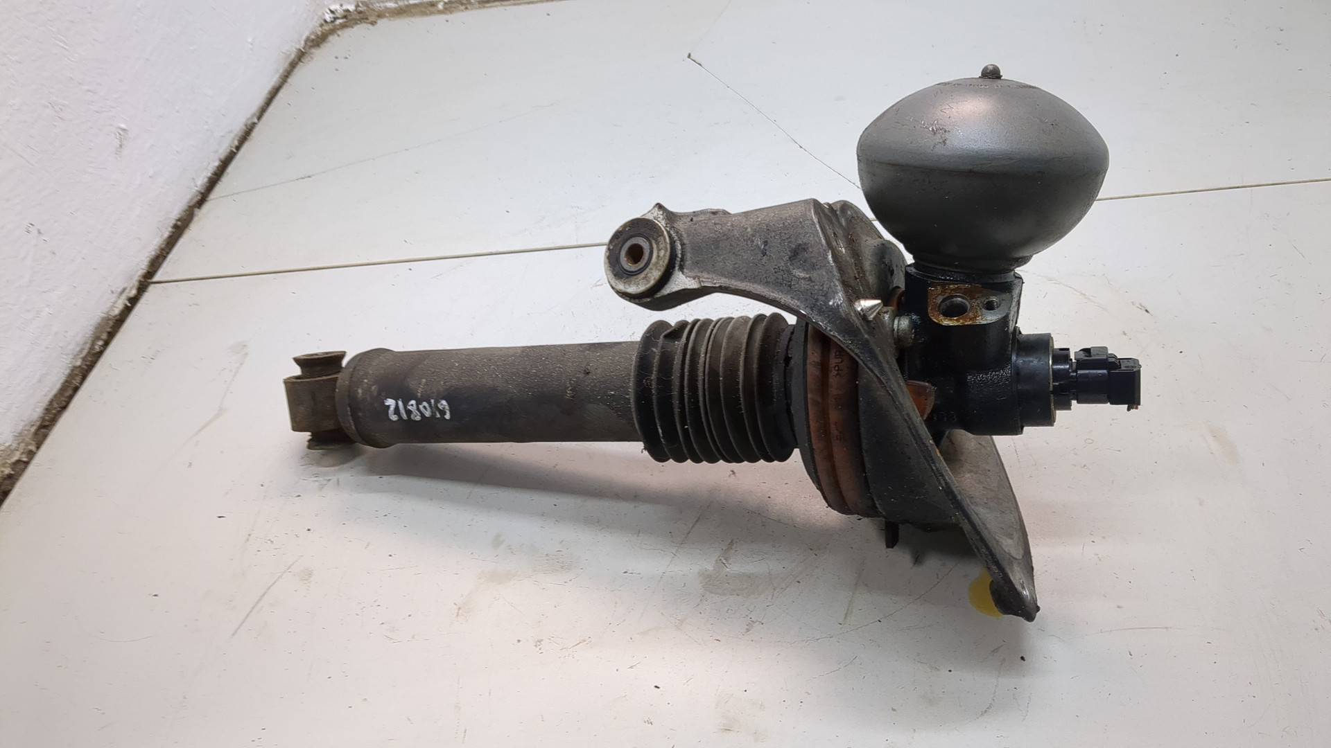 Амортизатор передний левый