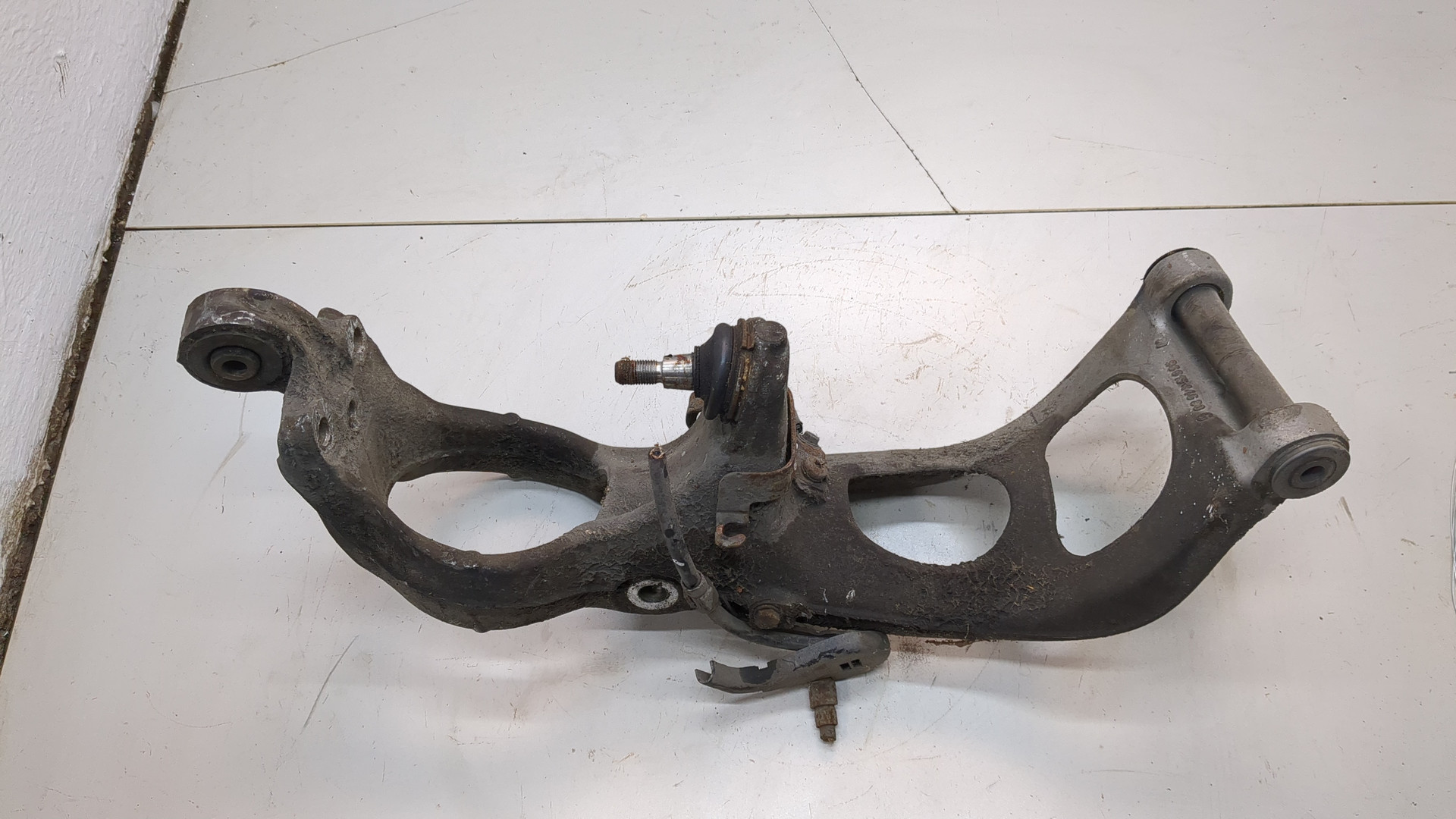 Рычаг передний левый