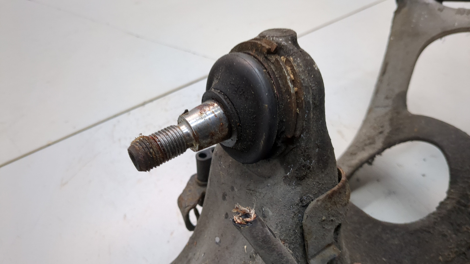 Рычаг передний левый