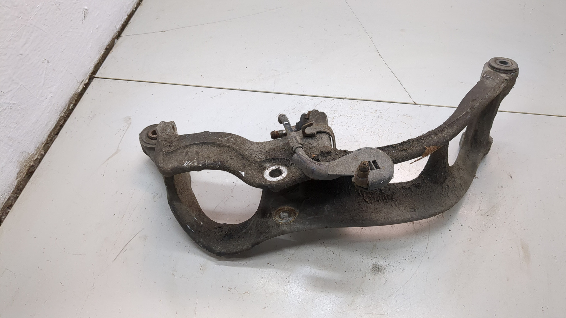 Рычаг передний левый